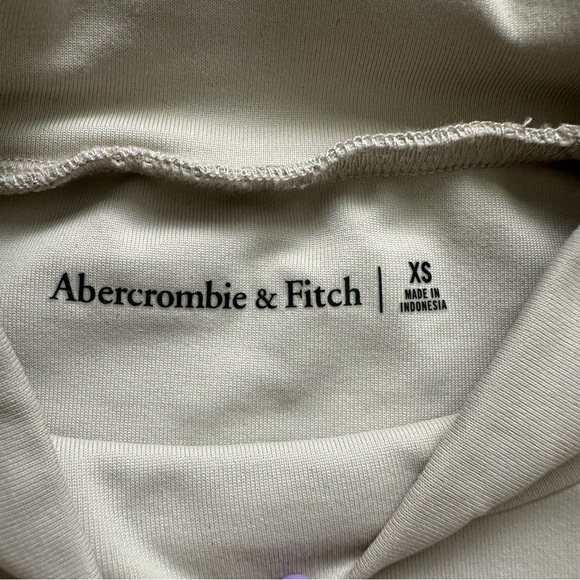 Short sleeve sleek seamless mock neck top - Picture 2 of 4